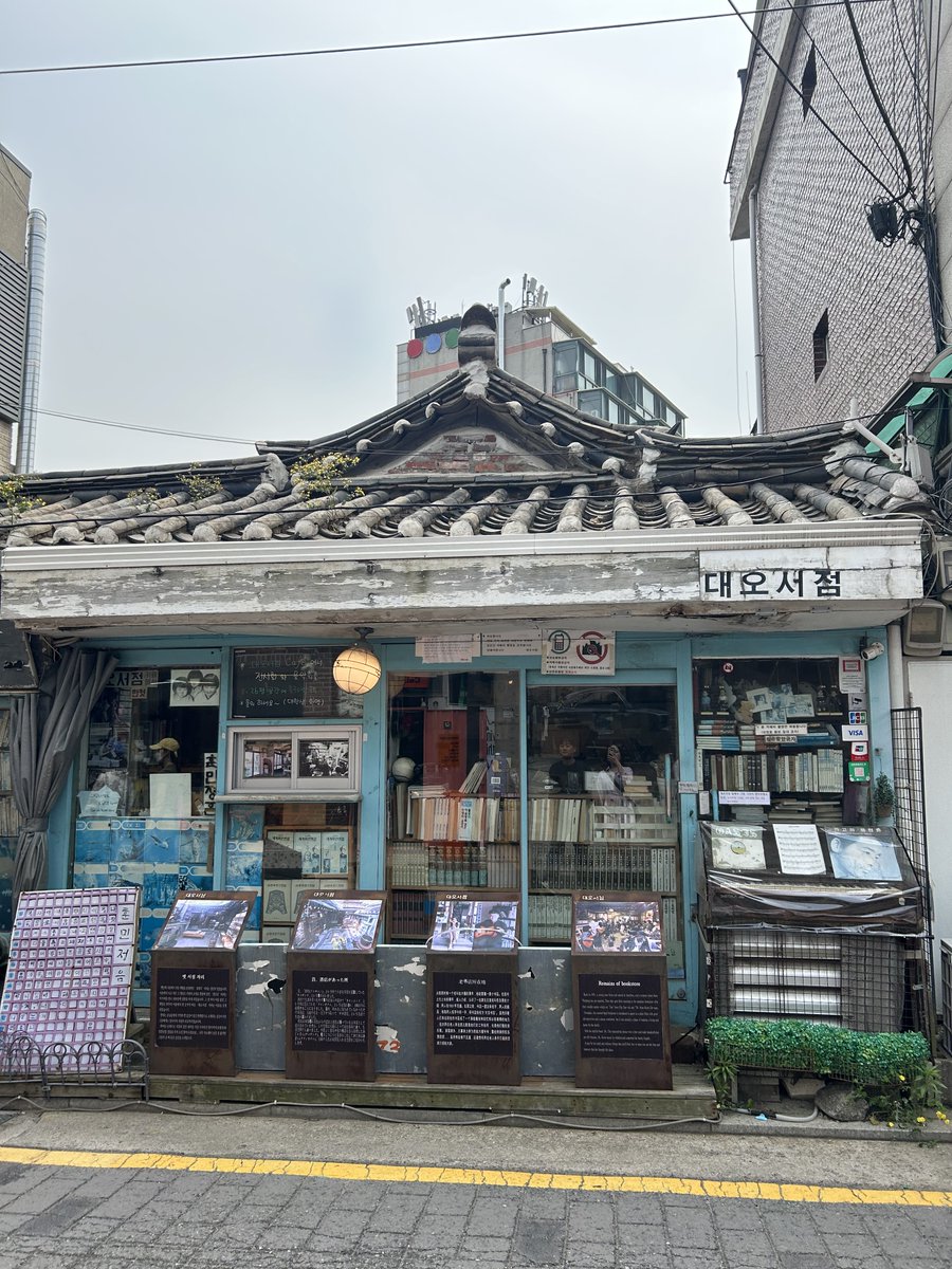 aaya___chan___'s tweet photo. 今回、西村エリアに行ってきたよ〜！
路地ごとにある韓屋がほんっとに可愛くて癒された✨
雑貨屋さんや市場もあって、歩くだけでめっちゃ楽しかった！
韓国旅行に何度か来てる人には、明洞より断然おすすめしたいスポットかも! https://t.co/byzUqFa0Lq