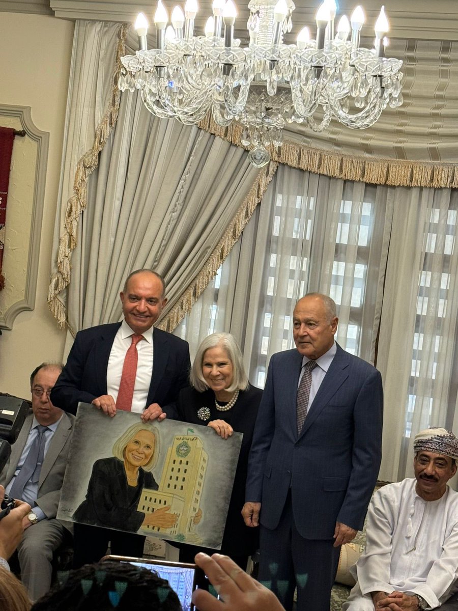 DrAbuGhazaleh's tweet photo. أتقدم بخالص الشكر والتقدير لمعالي @Amjad_O_Adaileh على دعوته الكريمة في دارة الاردن   بمناسبة انتهاء فترة عملي في @arableague_gs  بحضور @lassecgen . لقد كانت لفتتكم النبيلة محل اعتزاز وفخر كبيرين بالنسبة لي، وتعكس التقدير والدعم الذي تولونه لأبناء الوطن في مواقع عملهم المختلفة. https://t.co/coIXMg4ALq