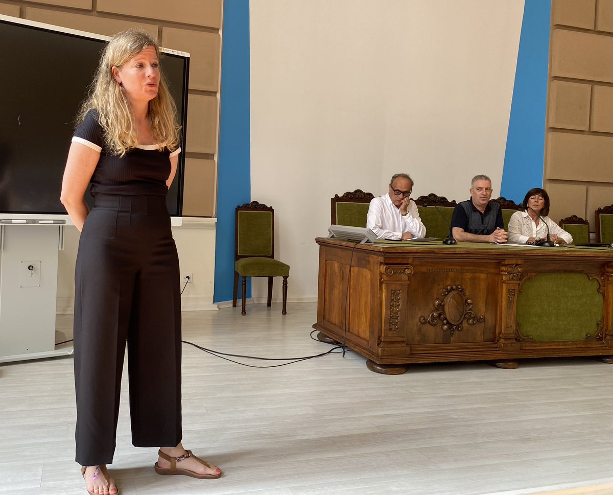 Comienza la entrega de premios del #VConcursoInterAulas de periodismo escolar en el salón de actos del <a href="/IesSanta/">IESSantaClaraSantander</a>. La presentación corre a cargo de Blanca Rivero, asesora de Lengua y Banco de Recursos de la Unidad Técnica de Calidad Educativa <a href="/UTCECantabria/">Unidad Técnica de Calidad Educativa (Cantabria)</a>