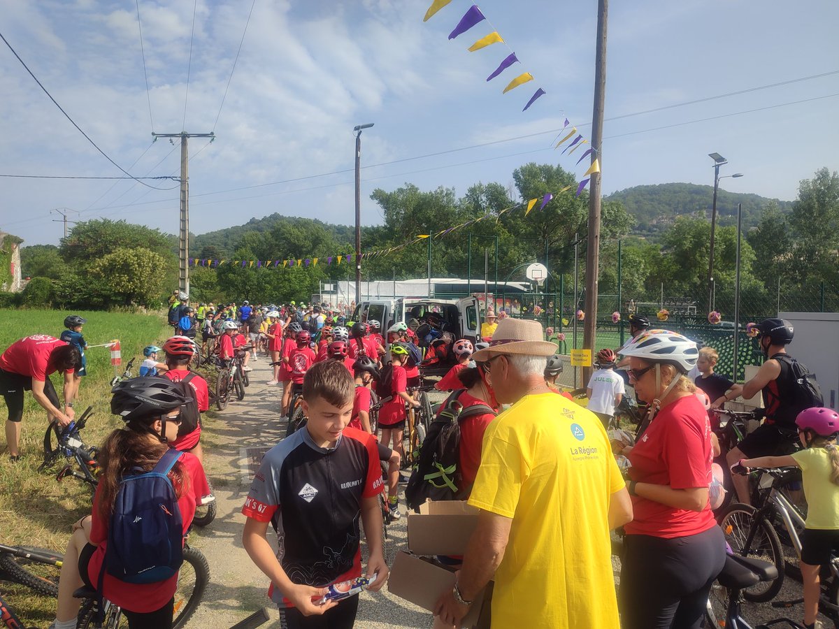 Les élèves de 6eme E du collège Paul Valéry ont participé à "l' Ardéchoise des jeunes". Une épreuve sportive et  conviviale avec une très belle organisation. Merci à tous ceux qui ont contribué à la réussite de ce projet!
#ADJ #CollegePaulValery #SavoirRouleraVelo