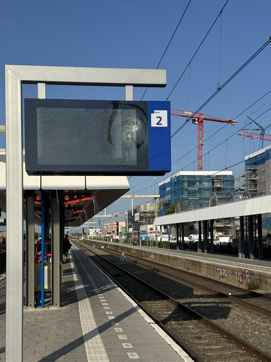 Waren jullie al op de hoogte <a href="/ProRail/">ProRail</a> over het glasraam dat stuk is van een perronbord? Gelukkig werkt het beeldscherm verder wel. Een mooi sterk design dus. <a href="/NS_online/">NS online</a> Station Heerhugowaard, perron 2