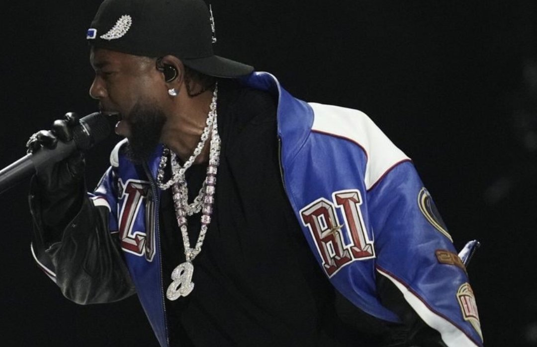 Kendrick Lamar gets a two-minute ovation after 'Not Like Us' in Drake's hometown.

My take on the scene from the ground at the Rogers Centre...

thecanadianpressnews.ca/entertainment/…