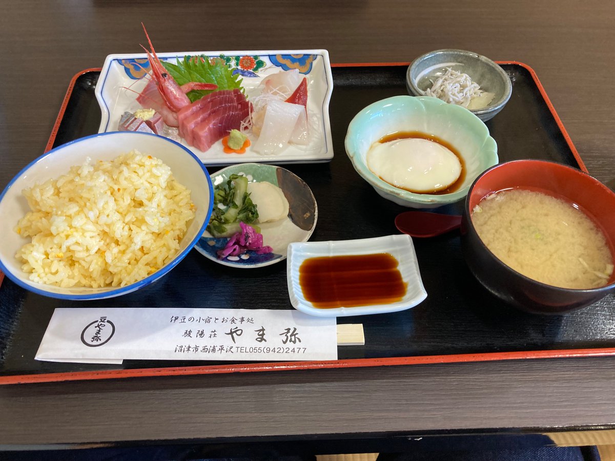 Fujistar_3776's tweet photo. 「駿陽荘 やま弥」にてランチ
ここは鯛丼が有名ですが、刺身も分厚く切られておりハリもあり美味。
みかんごはんはオプションですが、柑橘の程よい渋味と苦味が食を進めます、これは美味いですね！ https://t.co/RSmpQUe8oW