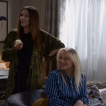 jessmae62's tweet photo. looking at houses, winding betsy up, lisa starting to open up more. oh i could cry over how much i love this little family 🤍 https://t.co/FEX5ZYgM3I