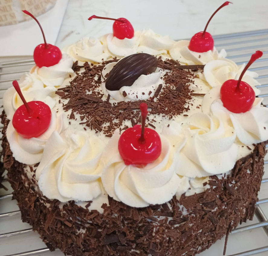 Yesterday in the first really hot day of this year, I was taking a test to have a degree as 'baker'. It was steaming hot in the bakery with ovens, but we did it😅 3 years every wednesday evening, what a journey💟 Loved every second🍞🎂🥖🥐
#baking #lovemyhobby #childhooddream