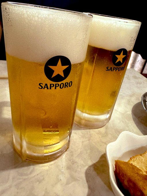 今日ははるばるマンチカン先生@kasukiwa966
がなんと新宿の事務所に来ていただきました!
今日は思い出横丁で昼から新宿で飲んでます!
一緒に飲んでくれる女の子大募集中!!! 