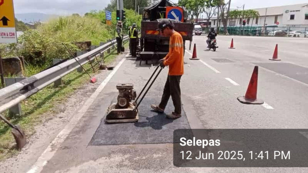 THBM_HQ's tweet photo. 12062025 - di Seberang Perai Utara

FT 3111 J. Permatang Pauh
sek 7.90

Team MyJalan A-Team RO1 #THBMPenang #SeberangPeraiUtara laksana pembaikan kekal ini 

kerosakan sebelumnya diperbaiki

#THBMHQ https://t.co/BgC995tblA