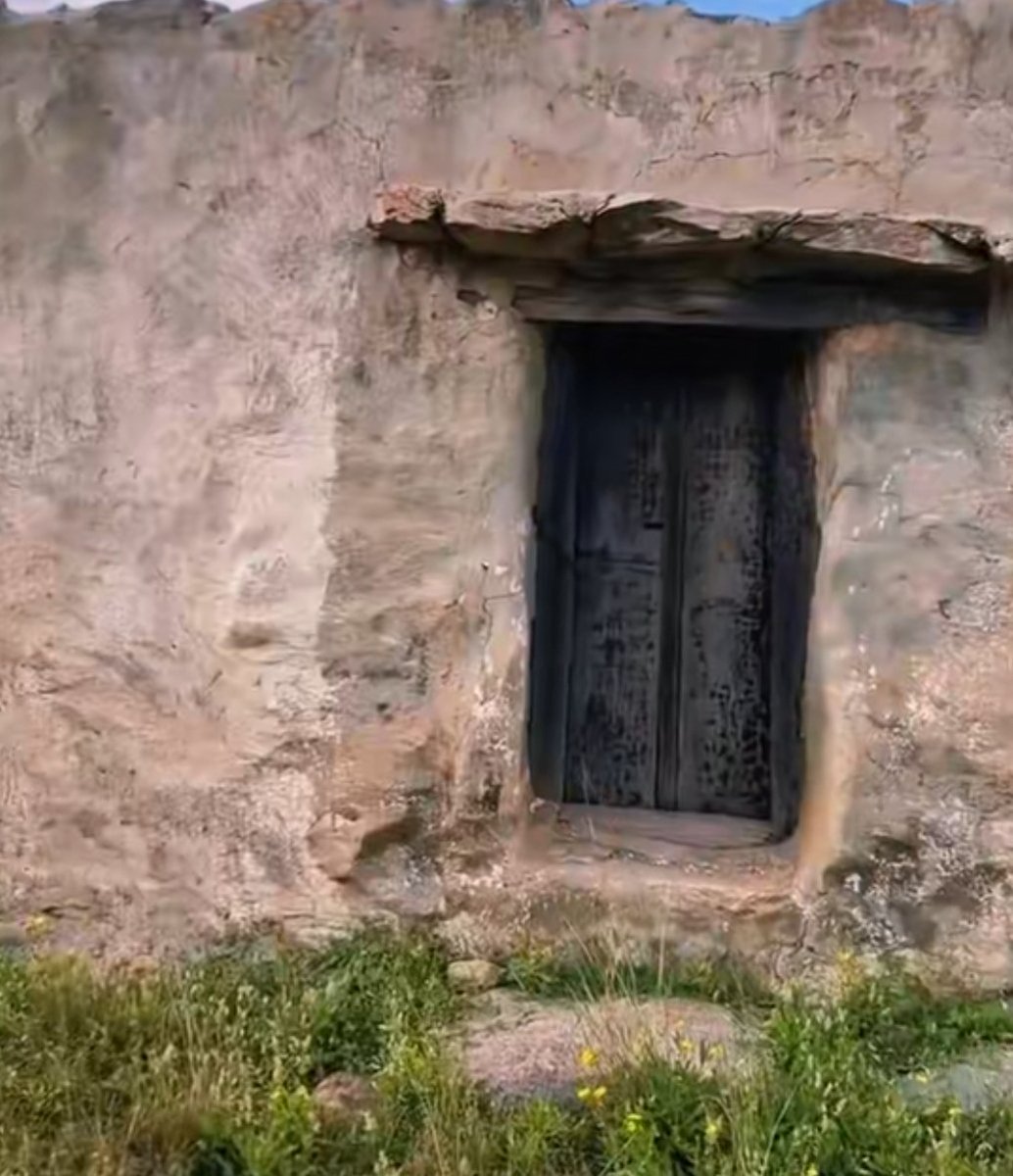 #لعب_شهري
(البدع)
مرت بي الذكرى ع دار لحباب
دارٍ سكن فيها عزيزن وغااالي
 (الرّد)
تخيلت  عيني  وقوفه ع الباب
لكن بكت يوم شافت الدار خالي
(منقول)