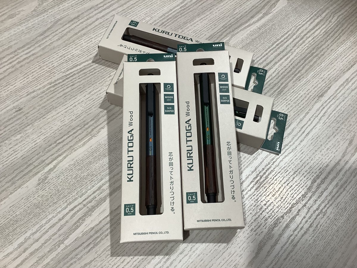 【商品情報📢】

話題の　#KURUTOGAwood
が入荷いたしました！
温もりと精緻の調和が
あなたのステーショナリーライフを
トガらせること間違いなし！！

ご来店をお待ちしております！