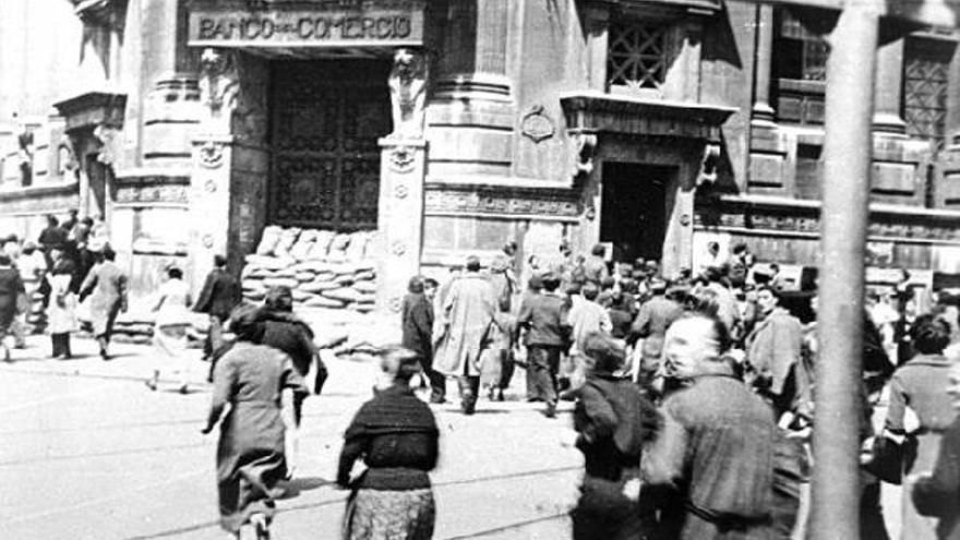 1937/06/13. Euskal agintariak Bilboko ebakuazioa prestatzen hasi ziren. Aurreko egunean armada frankistak frontea hautsi zuen, eta Bilbo defendatzeko borrokak jarraitzen zuen bitartean, milaka zibilek alde egin zuten lehorretik eta itsasotik.

#BilboHariGorria
#36koGerra