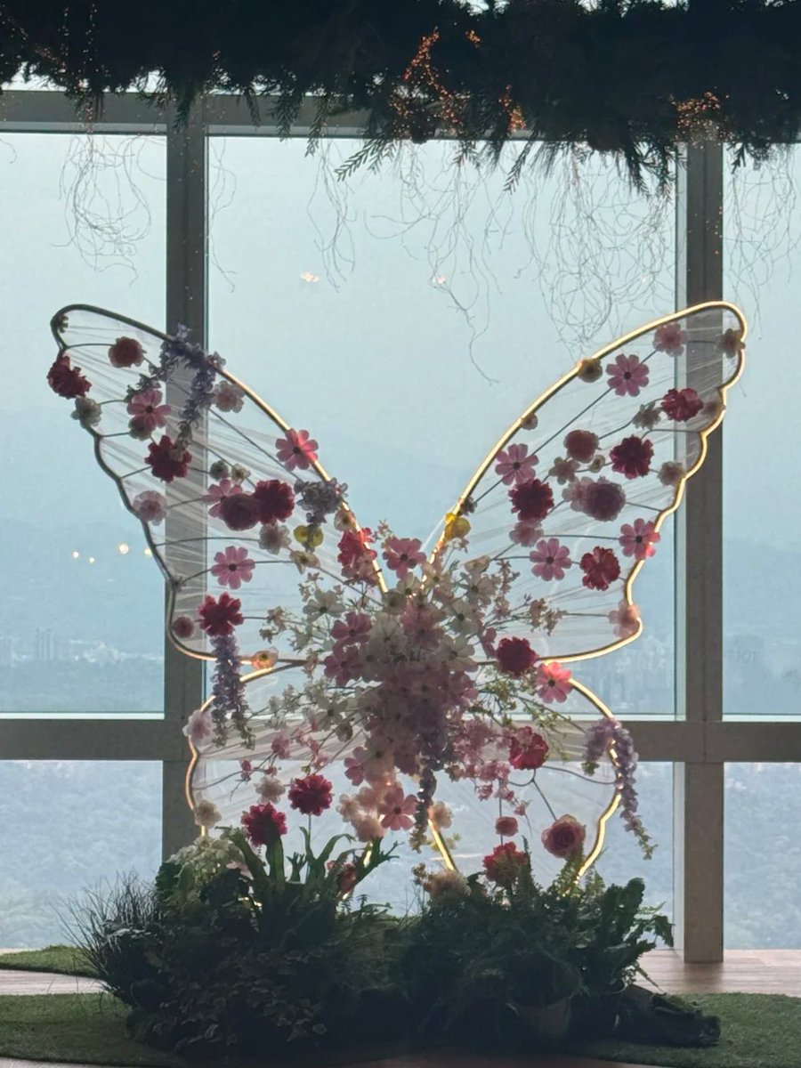 owoAnya's tweet photo. もし夢は形があるならば、それは多分このような翼です🦋✨
街の頂上に咲く花蝶は、まるで真実ではない出会いのように美しいです。
#ファンタジーシーン #フラワーインスタレーションです https://t.co/PG4F1CVIDa