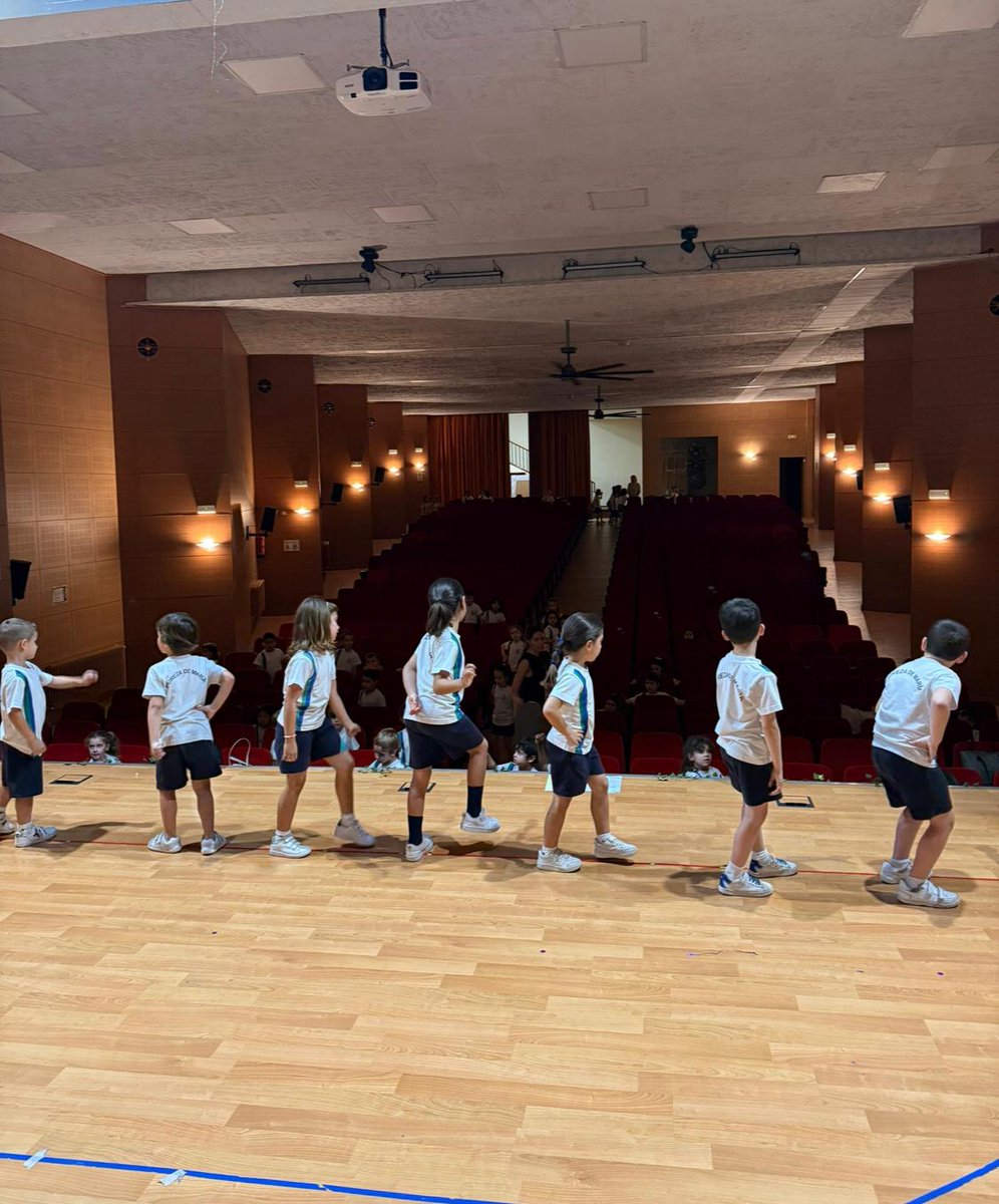 pmariacid's tweet photo. Nuestros peques de 5 años están preparando con mucha ilusión su graduación 🎓. Ya están listos para dar el salto a primaria… ¡aunque no saben cuánto los vamos a echar de menos! 💙💫
#pmaria #purezademaria #pmariacid #UnMundoFelizEmpiezaPorTi https://t.co/KXtqyyUsoI