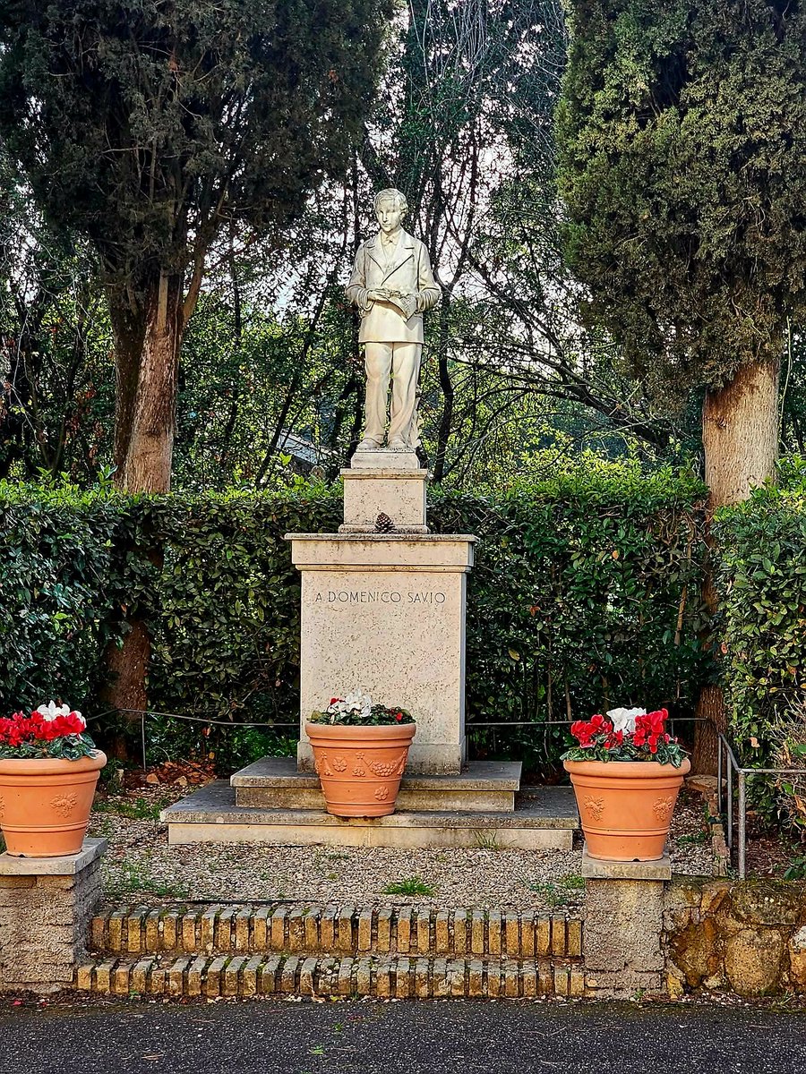 Zaklad imamo v lončenih posodah, da je preobilna moč iz Boga in ne iz nas. V vsem nas stiskajo, toda nismo utesnjeni; v zadregi smo, pa ne obupujemo; preganjajo nas, pa nismo zapuščeni; ob tla nas mečejo, pa nismo pobiti; na svojem telesu okrog nosimo Jezusovo umiranje...