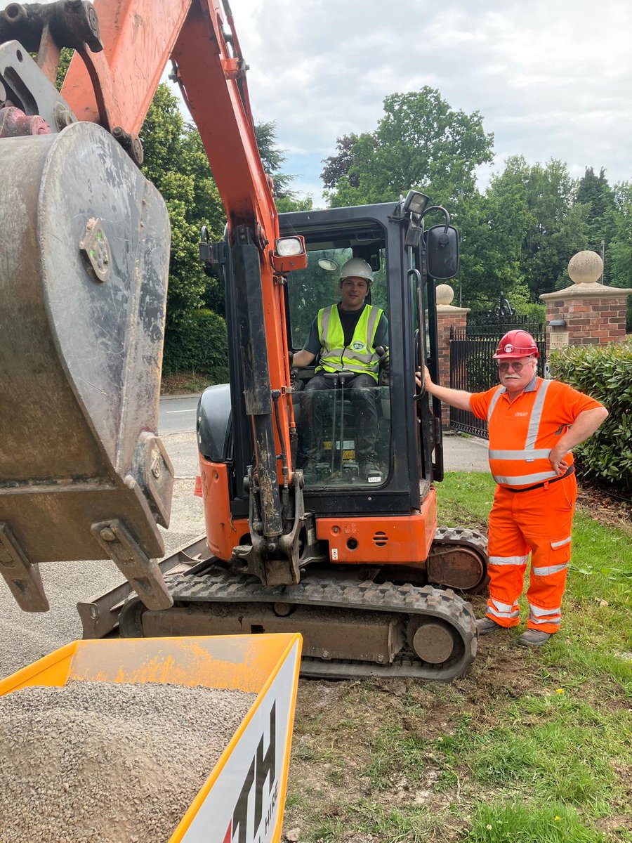 Three more fab <a href="/JLR_News/">JLR</a> volunteers helped top up the towpath at Borrowcop Locks yesterday. One even had a (supervised) go on the digger 😄

Thanks #TeamJLR – more volunteers with us today! 🙌