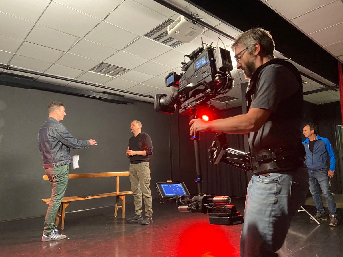 Tournage pour « ENQUÊTES DE RÉGION » dont la diffusion est prévue le 18 juin 2025 à 22h45 sur France 3 région Pays de la Loire. On y parle quartiers, jeunesse… et ALLAH AKBAR, VIVE LA RÉPUBLIQUE ! Merci à Mathieu Guillerot.