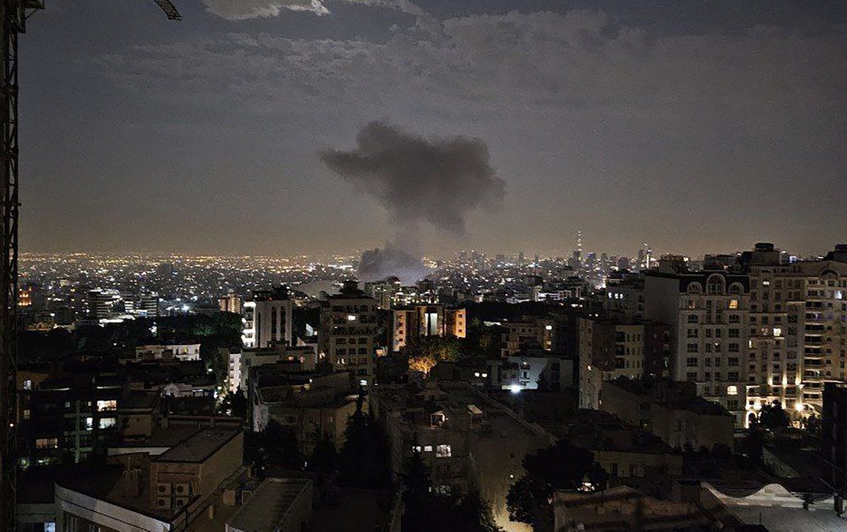 Rédaction de France Culture (@fc_actu) on Twitter photo 🇮🇱 🇮🇷 Israël mène frappes "sans précédent" contre l'Iran, ses sites nucléaires, ses hauts gradés, soupçonnés de vouloir se doter de l'arme atomique.
L'Iran promet de riposter et lance déjà des drones.
Tournant dans la guerre au Proche et Moyen-Orient #RDPI radiofrance.fr/franceculture/… 🇮🇱 🇮🇷 Israël mène frappes "sans précédent" contre l'Iran, ses sites nucléaires, ses hauts gradés, soupçonnés de vouloir se doter de l'arme atomique.
L'Iran promet de riposter et lance déjà des drones.
Tournant dans la guerre au Proche et Moyen-Orient #RDPI radiofrance.fr/franceculture/…