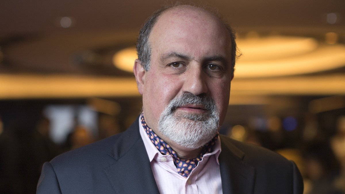 AngeloniFilippo's tweet photo. Un concetto che mi ha sempre affascinato di Taleb,
e che per ora sto portando avanti:

vivere senza debiti.

Nessun mutuo.
Nessuna carta di credito.
Nessun prestito.
Nemmeno “debito buono”.

Taleb non ha mai contratto neanche un mutuo per la sua prima casa.

Oltre ad evitare il "debito cattivo" non utilizza nemmeno il "debito buono" (assumere debito per acquisire asset)

“Ho un’allergia ai debiti.
Non ho mai preso in prestito un centesimo.
Ho zero credit score.
Quando non avevo soldi, affittavo.

Seguo la mentalità dei romani:
chi ha debiti non è libero.”

I romani lo chiamavano nexum:
il debitore era vincolato nel corpo.

Nella Bibbia,

“il debitore è schiavo del creditore.”

E oggi?
Il debito è normalità.
È consigliato. Addirittura i prezzi esposti in alcuni negozi sono a rate :). 

Ma Taleb ci ricorda una cosa fondamentale:

Il debito ti rende fragile.

Quando sei indebitato:
– non puoi sbagliare
– non puoi cambiare strada
– non puoi perdere il lavoro

Sei meno libero, meno antifragile, più dipendente dal futuro.

La logica di Taleb è semplice:

“Chi ha margine di errore sopravvive.
Chi è costretto ad avere ragione… prima o poi fallisce.”

Il debito ti obbliga ad avere ragione.
Sempre.

E questa non è libertà.

Come la vedi sul debito? e sul debito buono?