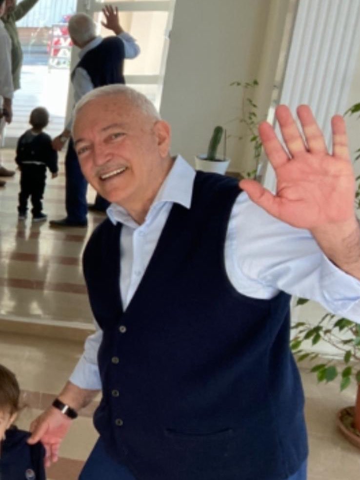 إنا لله و إنا اليه راجعون
Güzel kelâmı ve etkili kalemiyle,çocuklar ve gençlerle göz ve gönül mesafesinde kurduğu güçlü iletişim kabiliyetiyle,sarsılmaz iman ve istikametiyle,mütevazifedakâr ve mücahid şahsiyetiyle ömrünü İslam'a vakfeden Hüseyin Goncagül'e Allâh rahmet eylesin.