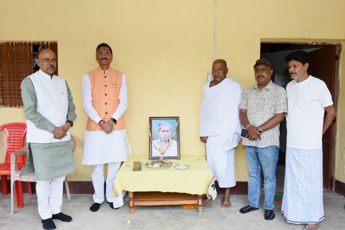 झारखंड प्रदेश भाजपा मंत्री सह बुढ़मू के जिला परिषद सदस्य श्री मनोज वाजपेयी जी के पिताजी का निधन कुछ दिन पूर्व हो गया था। आज उनके आवास जाकर अपनी श्रद्धांजलि अर्पित किया। परिवारजनों से अपनी शोक संवेदना व्यक्त किया। इस दौरान पूर्व विधायक समरी लाल भी साथ रहे।