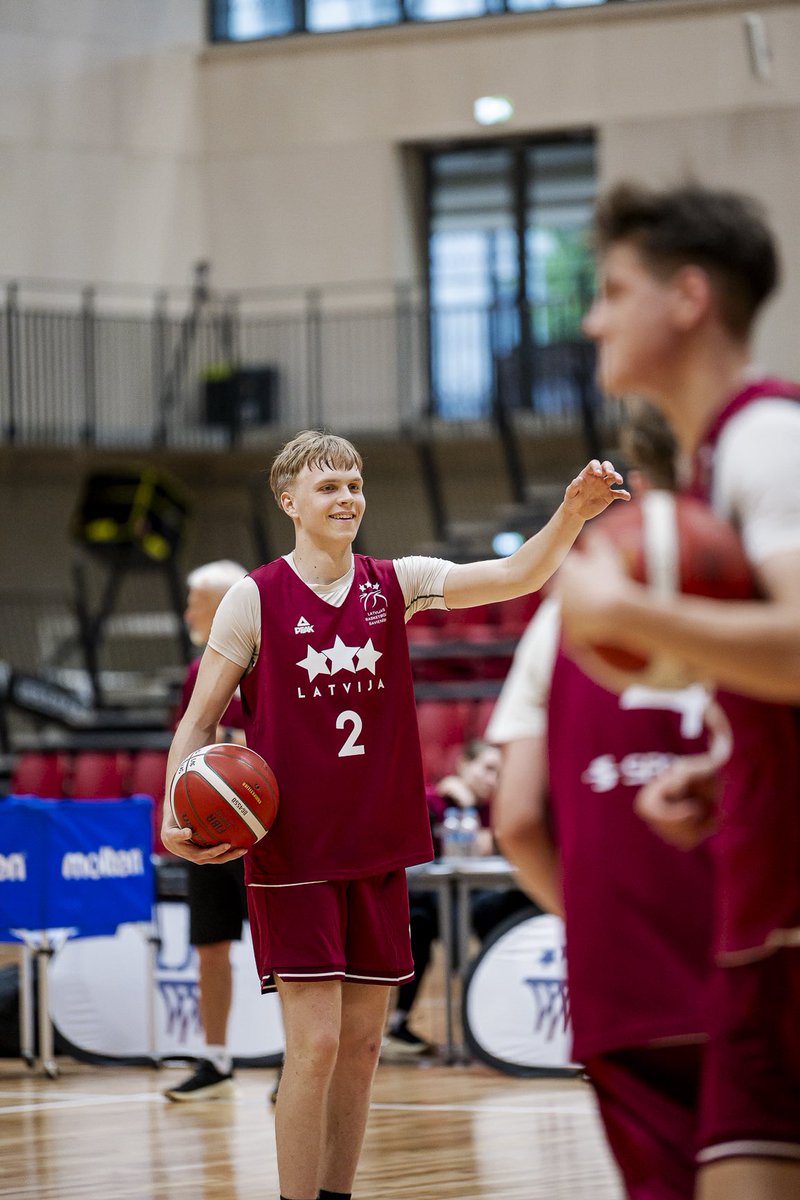🇱🇻 Latvijas U20 vīriešu izlase galvenā trenera Ainara Zvirgzdiņa vadībā uzsākusi gatavošanos Eiropas U20 čempionātam. 🏆
 
💬 Ainars Zvirgzdiņš: “Ātrs basketbols ar nesavtīgām piespēlēm un kreativitāti uzbrukuma noslēgumos apvienojumā ar ļoti agresīvu, pretiniekus nokausējošu