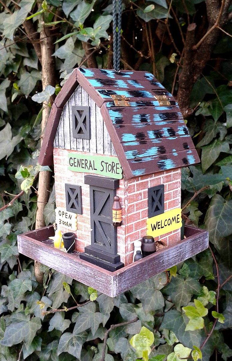 No one goes hungry at my house.

#gardenlife #lovebirds #birdfeeder #gardendecor