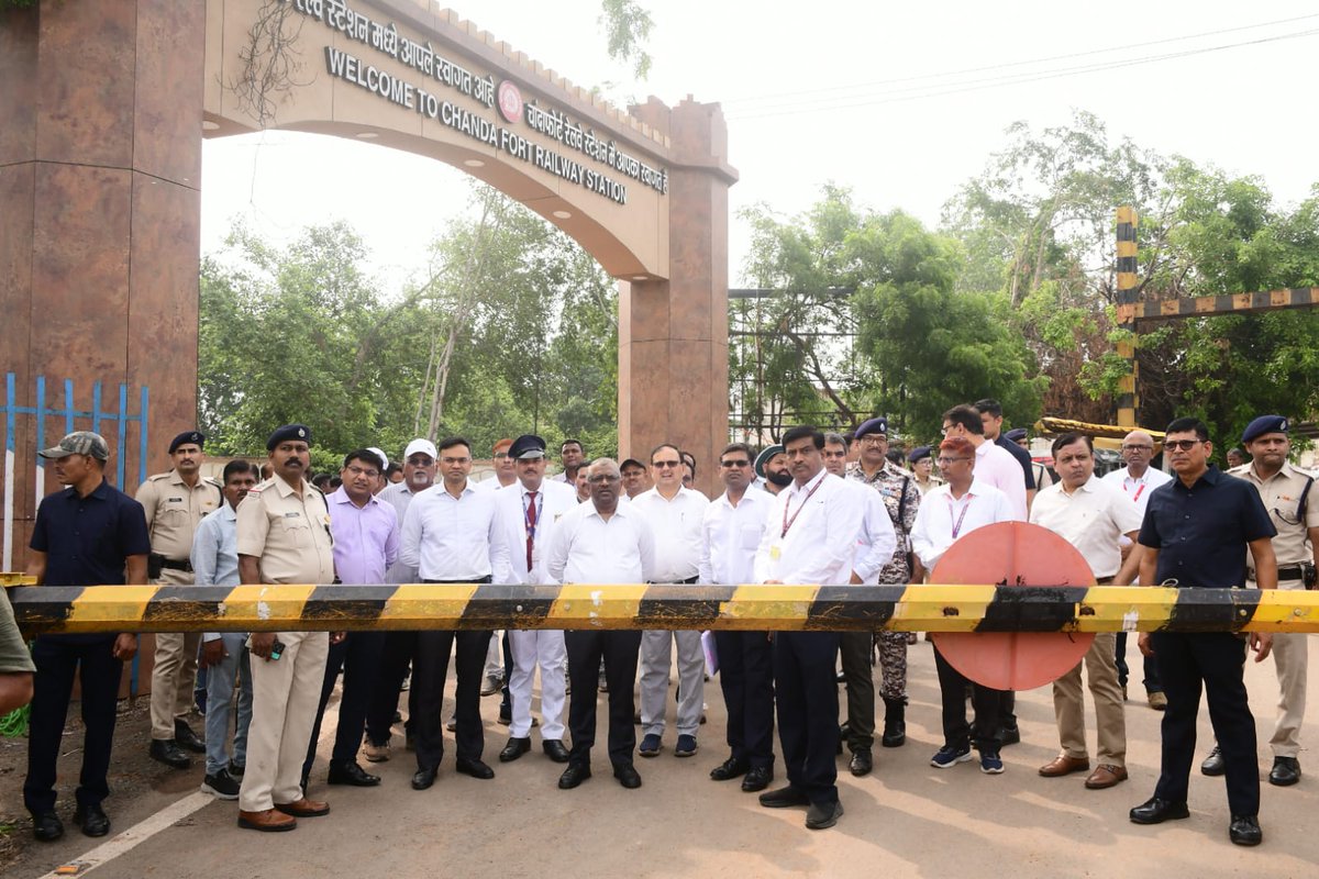 secrail's tweet image. चांदाफोर्ट-वडसा सेक्शन के संरक्षा निरीक्षण के क्रम में श्री तरुण प्रकाश, महाप्रबंधक, दक्षिण पूर्व मध्य रेलवे ने आज चांदाफोर्ट स्टेशन के पास स्थित लेवल क्रॉसिंग गेट का निरीक्षण कर संरक्षा व्यवस्था की समीक्षा की ।
.
.
@RailMinIndia
@GMSECR
#SECR #RailSafety #LevelCrossing