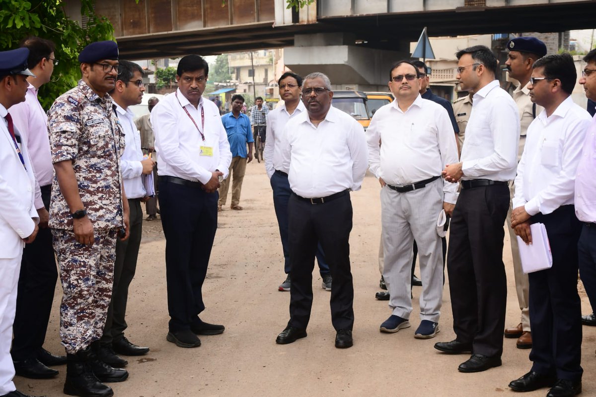 secrail's tweet image. चांदाफोर्ट-वडसा सेक्शन के संरक्षा निरीक्षण के क्रम में श्री तरुण प्रकाश, महाप्रबंधक, दक्षिण पूर्व मध्य रेलवे ने आज चांदाफोर्ट स्टेशन के पास स्थित लेवल क्रॉसिंग गेट का निरीक्षण कर संरक्षा व्यवस्था की समीक्षा की ।
.
.
@RailMinIndia
@GMSECR
#SECR #RailSafety #LevelCrossing