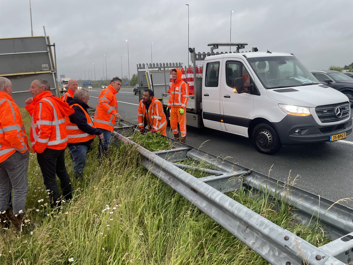 🚧 44 aanrijdingen met werkvoertuigen in 8 maanden.
Tijdens de #SafetyWalk langs de A2 riepen we:
 “Als het niet veilig kan, dan doen we het niet meer.”
Veilig werken op de vluchtstrook móet anders.
📹 Impressie: youtube.com/watch?v=Hm9yE2…
#infra #veiligheid #gedragsverandering
