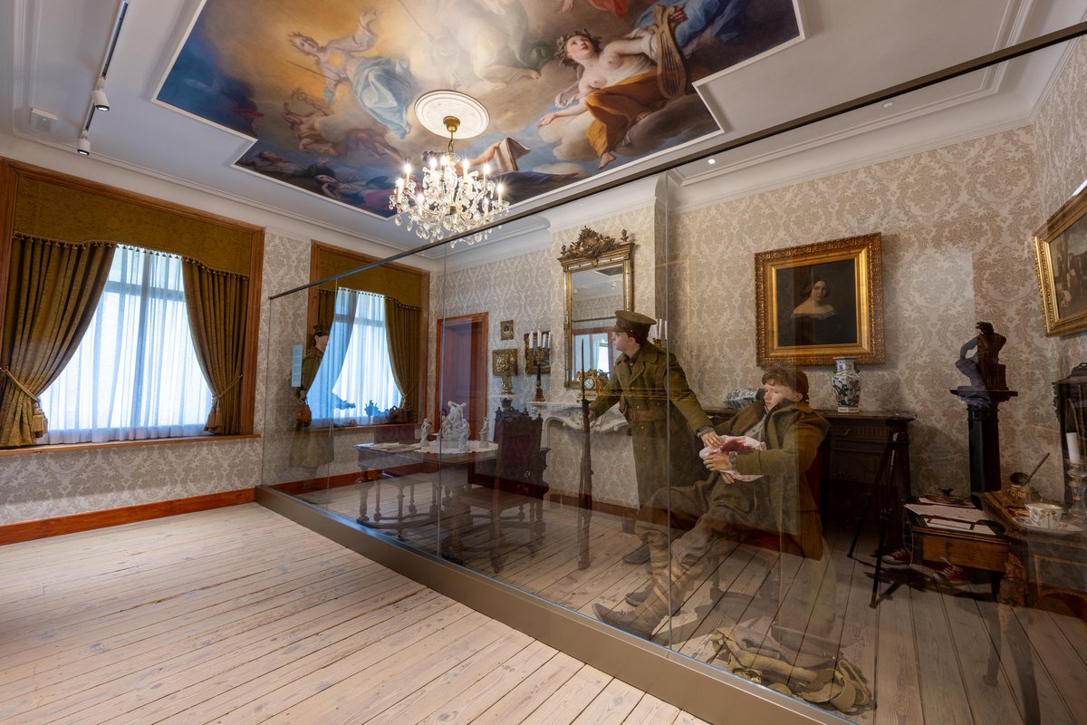 MMP1917's tweet image. This new diorama shows the 'Grand Salon'. The furnishings are based on an original list of furniture and objects from the Gheluvelt Château. During the retreat the British were unable to evacuate all their wounded from the château, which had been set up as a field hospital.