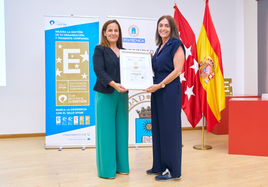 <a href="/bibliotequesuv/">Biblioteques UVEG</a> ha rebut el Segell de Qualitat #EFQM per la directora Cristina Tomás en la #XVIJornadaGU a Madrid: ir.uv.es/qaGUt9w

Un reconeixement a la nostra aposta per la qualitat, la innovació i la sostenibilitat 📚✨
<a href="/UV_EG/">Universitat València</a> @qualitatuv