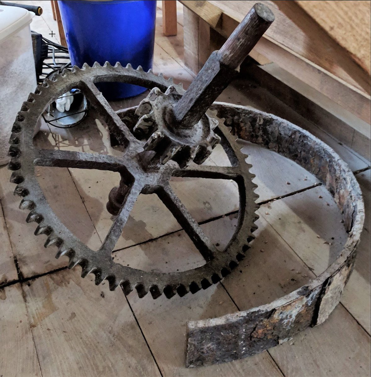 TideMill_Museum's tweet photo. Cast Iron Pinion and a fragment of an early main shaft gudgeon clasp ring. #woodbridgetidemillmuseum #millengineering https://t.co/vniM4F5aL0
