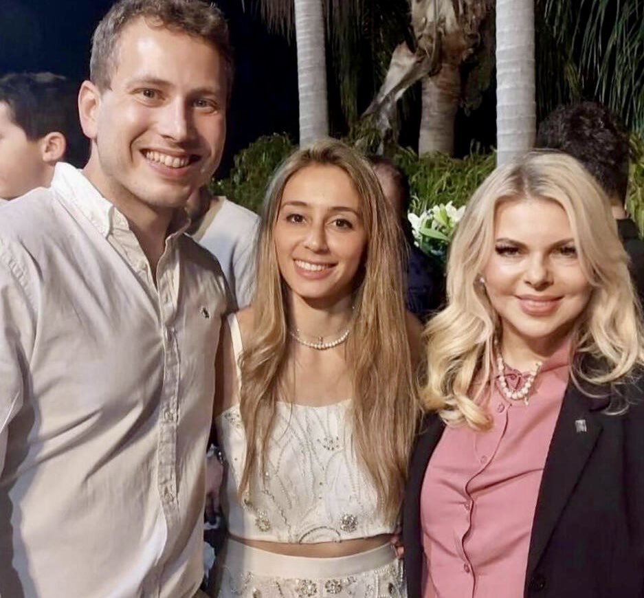 IlanSamish's tweet image. למה היום? תעזרו להבין. זה בגלל ששרה לא אהבה את הכלה ...או בגלל שביבי התחייב בפני דרעי לבטל את מצעד הגאווה?