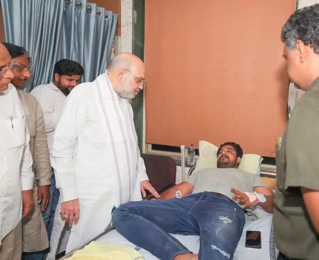 __Surendra__S's tweet image. अहमदाबाद प्लेन क्रैश में राजस्थान का सपूत निकला मसीहा!
भवानी सिंह शेखावत ने जान की परवाह किए बिना मलबे से 8 स्टूडेंट्स को बाहर निकाला, आग रोकने के लिए गैस सिलेंडर नीचे फेंके और कमांडो टीम को ऊपर चढ़ाया।
केमिकल आंखों में जाने से हालत बिगड़ी, अस्पताल में भर्ती — लेकिन हौसला कायम!…