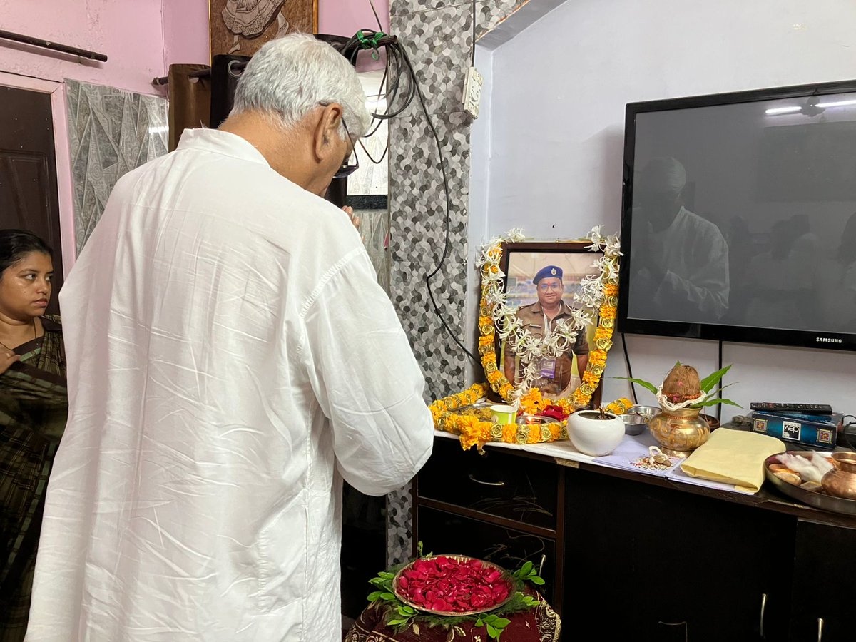 TS_SinghDeo's tweet photo. सुकमा में नक्सली हमले में वीरगति को प्राप्त हुए हमारे बहादुर एएसपी आकाश राव गिरीपुंजे जी के घर जाकर उनकी पवित्र स्मृति में पुष्पांजलि अर्पित की और शोकसंतप्त परिजनों को संवेदनाएं व्यक्त की।

उनके अदम्य साहस, शौर्य और बलिदान को हृदय से नमन। ईश्वर उनकी आत्मा को शांति दे और परिवार को यह हृदय विदारक दुख सहने की शक्ति प्रदान करे। 

ॐ शांति 🙏🏼