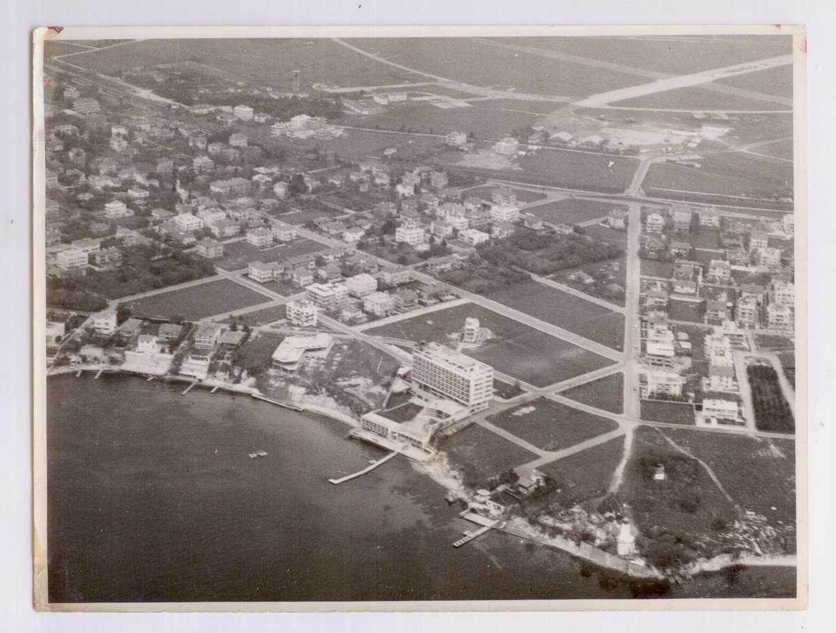 İstanbul Caddesi'nin devamında, sağ tarafta deniz kıyısında Fener'den önce "Deli Rıza"nın bamya, fasulye ve bezelye yetiştirdiği tara, sol tarafta da Ermeni Madam ile kocasının arpa, buğday ektiği tarla gelirdi. Bunlar arazinin hakiki sahiplerinden rica edilmiş ve hayır için