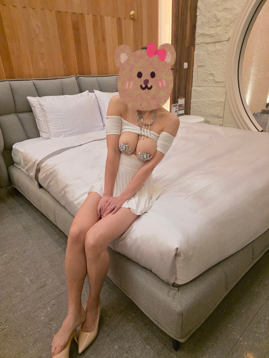 白色好像也很好看耶 
感覺膚色很白
看了會很想親嗎😅😅😅 https://t.co/niyLZO4y5v