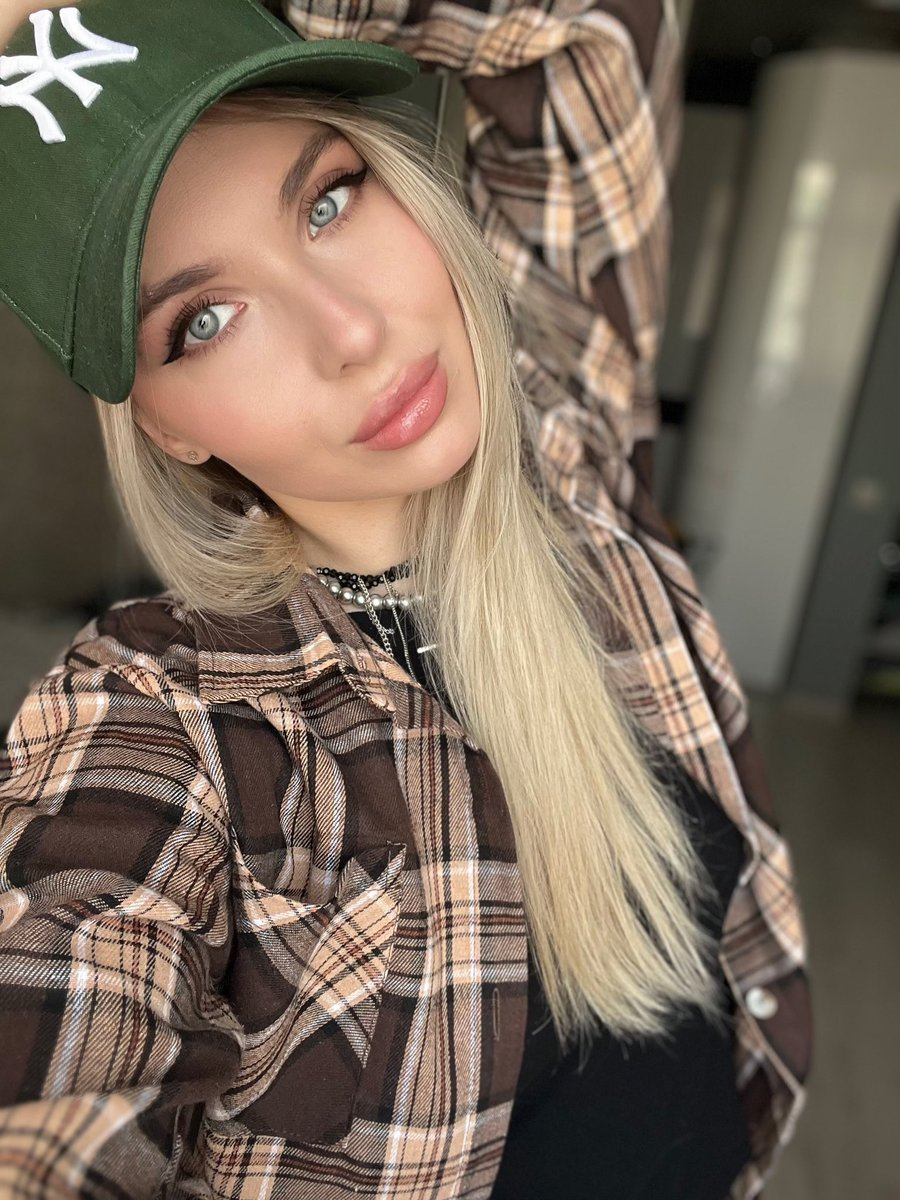 у этой сладкой булочки сегодня день рождения. 
заходите лопать шарики 🎈🍰