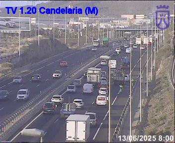 laradiocanaria's tweet image. 🔴 Accidente de tráfico tras la colisión de un camión y un turismo en el carril derecho de la TF-1, a la altura de Candelaria, sentido sur.

En la zona ya trabajan los recursos de seguridad y emergencias.

📻 #InformativosLRC 
📡 rtvc.es/la-radio-canar…