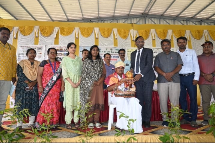 ವಿಕಸಿತ ಕೃಷಿ ಸಂಕಲ್ಪ ಅಭಿಯಾನ-2025ರ ಅಂಗವಾಗಿ ರಾಯಚೂರಿನ ರಾಂಪೂರ ಗ್ರಾಮದಲ್ಲಿ ನಡೆದ ಕಾರ್ಯಕ್ರಮದಲ್ಲಿ ರಾಯಚೂರು ಕೃಷಿ ವಿಜ್ಞಾನ ಕೇಂದ್ರದ ಮುಖ್ಯಸ್ಥರಾದ ಡಾ. ತಿಪ್ಪಣ್ಣ ಅವರು ಭಾಗವಹಿಸಿ ರೈತರಿಗೆ ಮಾಹಿತಿ ನೀಡಿದರು. ಡ್ರೋನ್ ಪ್ರಾತ್ಯಕ್ಷಿಕೆ ನೀಡಲಾಯಿತು.
#ViksitKrishiSankalpAbhiyan
<a href="/PIBBengaluru/">PIB in Karnataka</a> <a href="/CBC_Bengaluru/">Central Bureau of Communication, Karnataka</a> <a href="/ICAR_IIHR/">ICAR-IIHR</a>