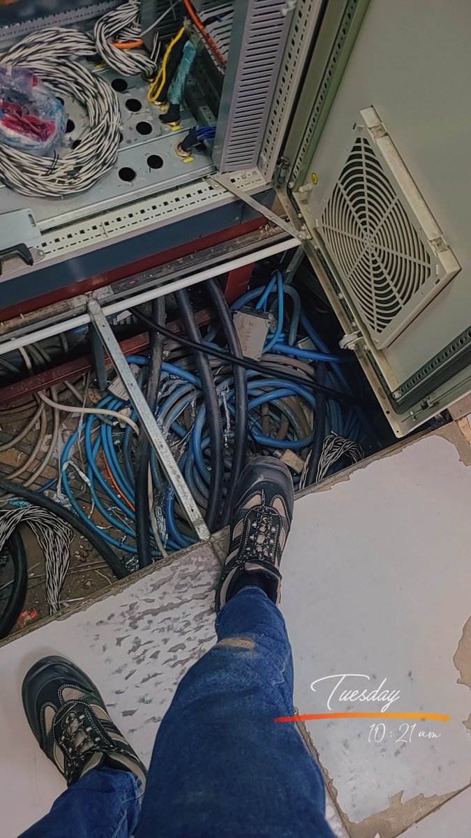 E get the wire wey you go see, you gas hide your face
