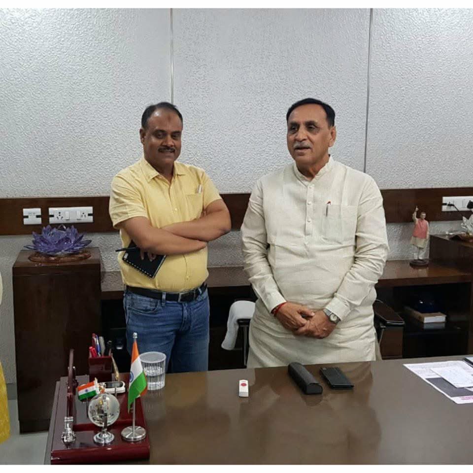 विजय रूपानी जी जिस दौर में  गुजरात के मुख्यमन्त्री थे, मैं उस दौर में दिल्ली में नवभारत टाइम्स का नैशनल पोलिटिकल एडिटर हुआ करता था। रुपानी जी नियमित अंतराल पर दिल्ली से पत्रकारों को बुलाया करते थे, गुजरात में उनकी सरकार ने जो कुछ नया किया होता था वो दिखाने के लिए।पहले उनके ऑफिस