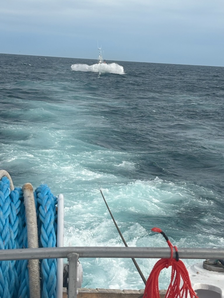 NSSR's tweet photo. #Redningsskøyta «Det Norske Veritas» sleper nå nok et fiskefartøy fra #Røstbanken der det fiskes etter blåkveite, 55 NM fra land! Det er et slep som tar 10 timer og forventet ankomst #Ballstad er kl 13 i dag. #RS125 #Beredskap #tryggfisker https://t.co/2WcMe5vBTc