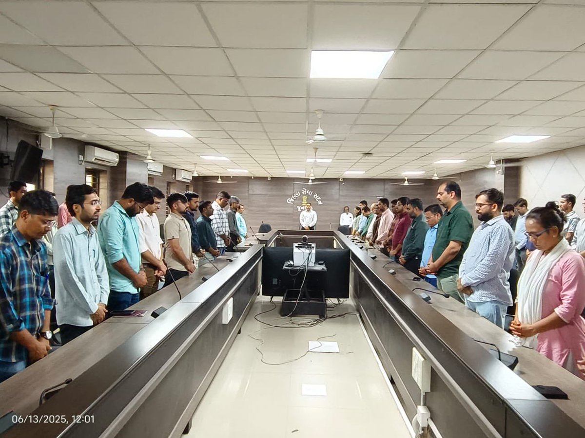 અમદાવાદ ખાતે વિમાન દુર્ઘટનામાં જીવ ગુમાવનાર વ્યક્તિઓ માટે આજે જૂનાગઢ કલેક્ટર કચેરી ખાતે મૌન પાળીને શ્રદ્ધાંજલિ અર્પણ કરવામાં આવી.

ઈશ્વર દિવ્ય આત્માઓને શાંતિ આપે અને પરિવારજનોને શક્તિ આપે.

ઉપરાંત આ દુર્ઘટનામાં ઇજાગ્રસ્ત વ્યક્તિઓ ઝડપથી સાજા થાય એવી ઈશ્વરને પ્રાર્થના 
🙏🙏🙏