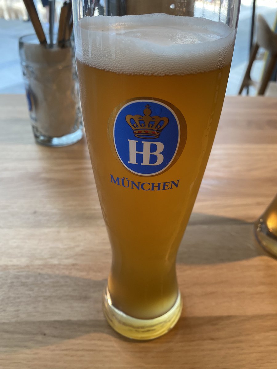 maneki96's tweet photo. ドイツビールとカレーブルストで優勝してる https://t.co/MI6QCLIWJd