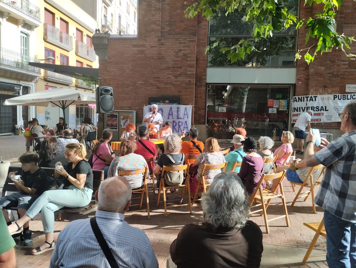 Charla de la avv del clot Camp de l'Arpa sobre las privatización de los servicios públicos. Barcelona.