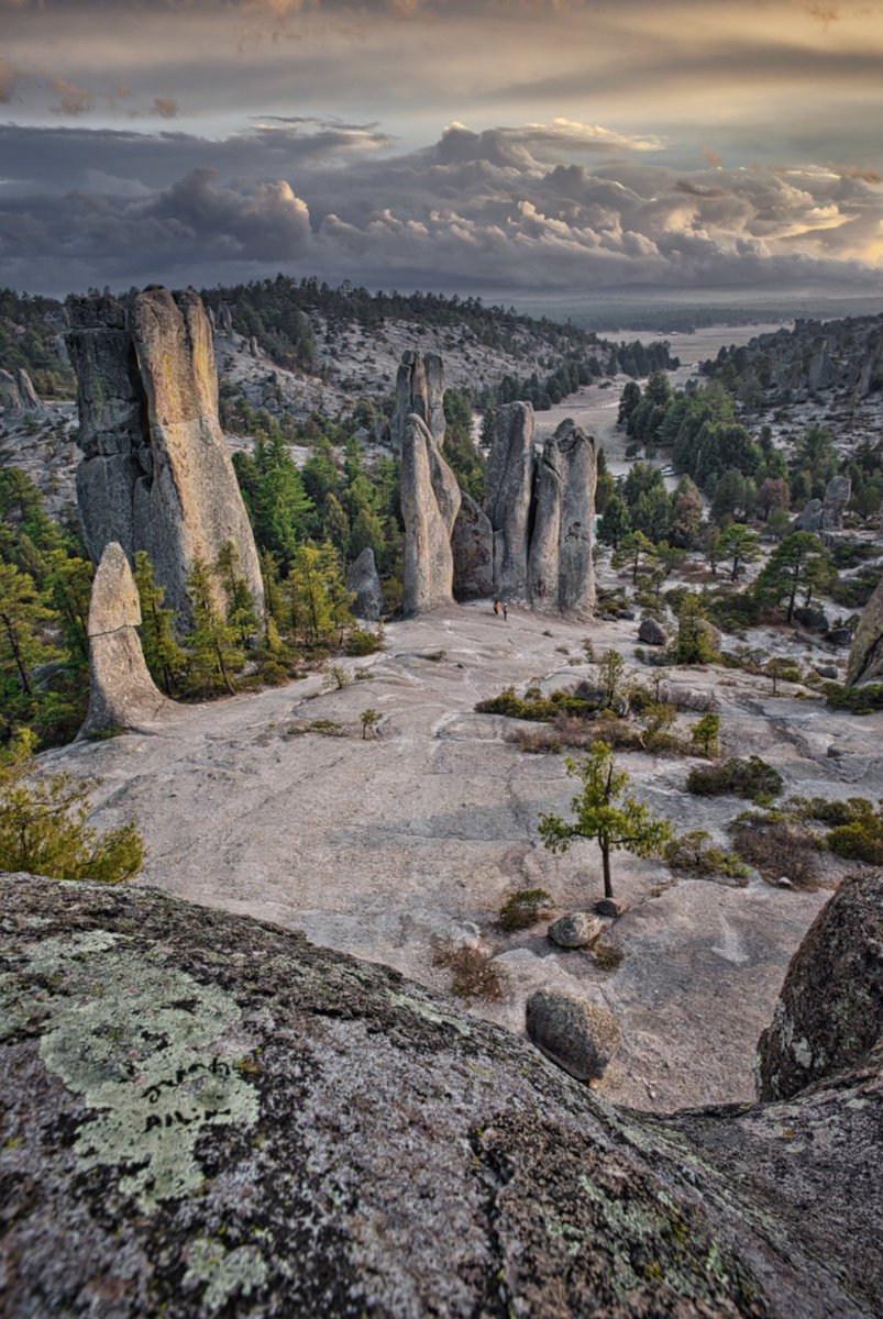 🌄 Valle de los Monjes, Chihuahua😃 🏞️
Ein mystischer Ort in der Sierra Tarahumara, wo steinerne Riesen über die stille Natur wachen.
Atemberaubende Felsformationen, klare Luft und Landschaften, die die Seele berühren.