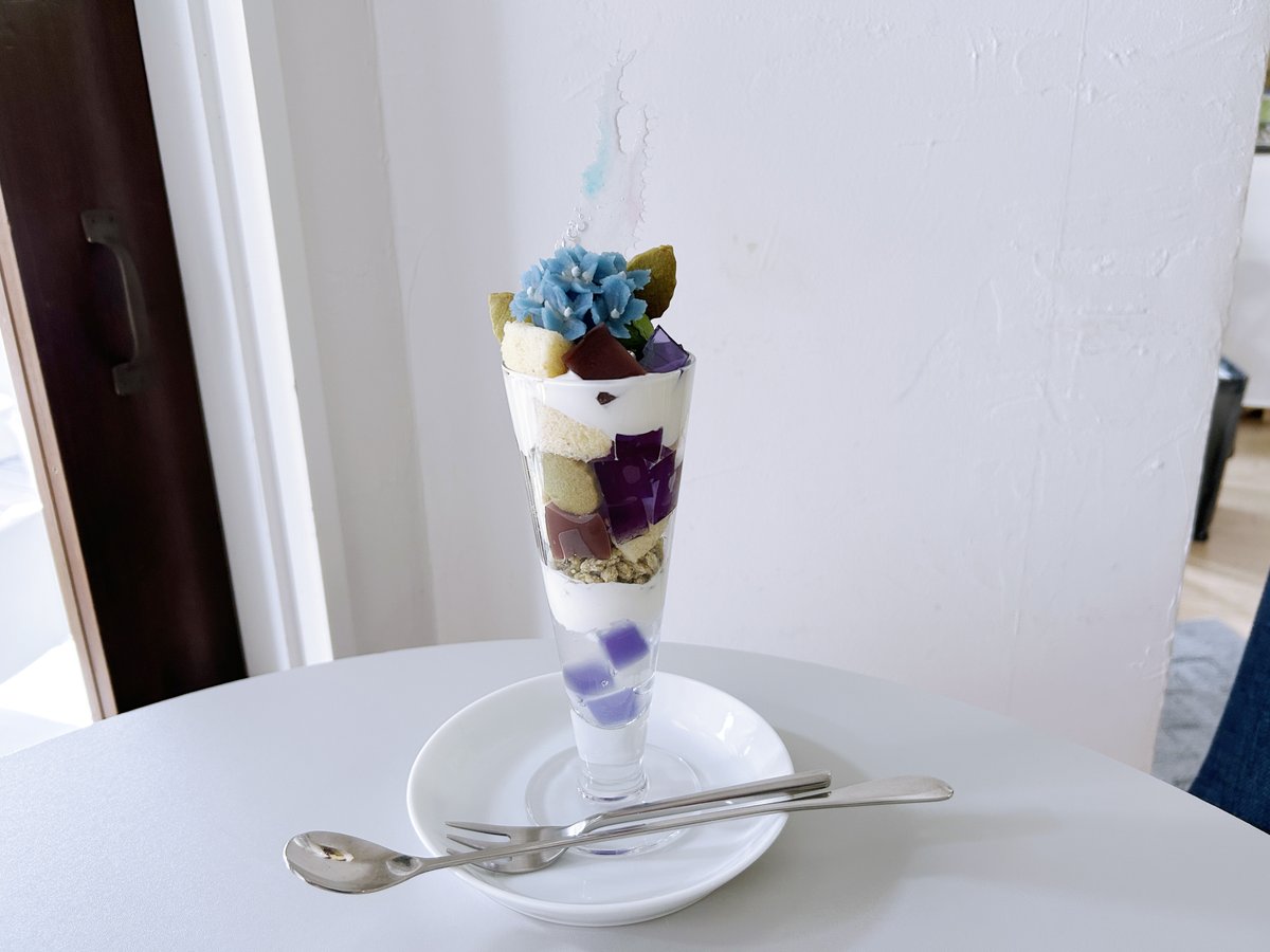 imakana777's tweet image. 【横浜】梅雨閉じ込めた「紫陽花パフェ」 Eat&Smile
kanaloco.jp/news/culture/b…
あざみ野駅から少し歩いた静かな住宅街のカフェで、あじさいをあしらった美しいスイーツが楽しめます。「紫陽花パフェ」は白あんを絞ったあじさいに、あめ細工や寒天で〝梅雨〟を閉じ込めました。
#横浜