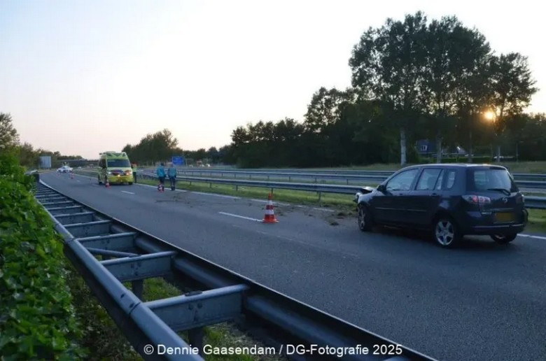 Auto botst tegen vangrail op de N33 nabij Wildervank