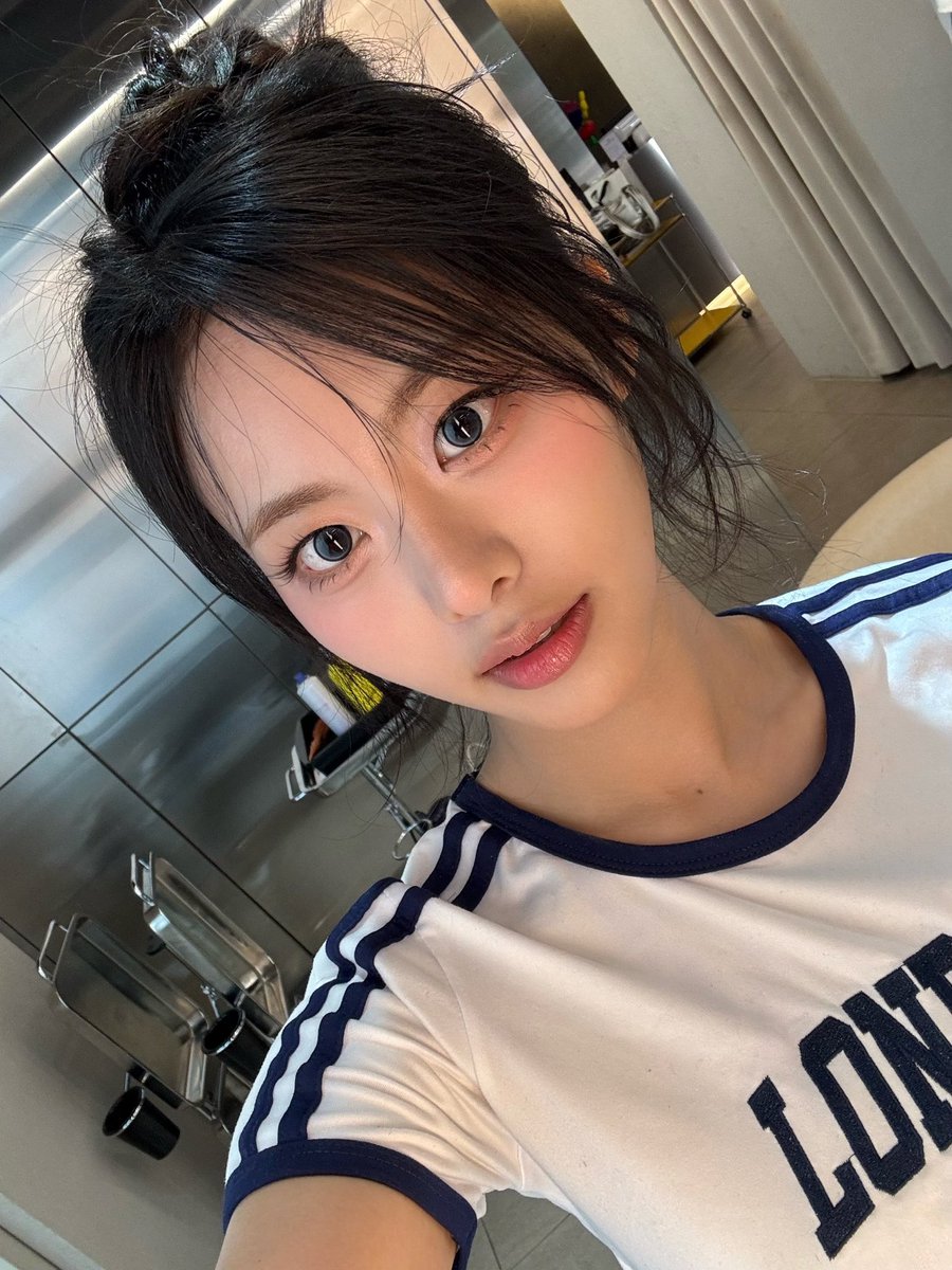 [📸] 250607 - Zena Bstage Post

🩵Today's Zena🩵 
Have a nice weekend! It's hot, so apply sunscreen and eat a lot of cold food. you'll get an upset stomach, so eat moderately! 😆 today’s song recommendation 🎵 XG - Is this love 🎵

#BEWAVE #비웨이브 #ZENA #제나