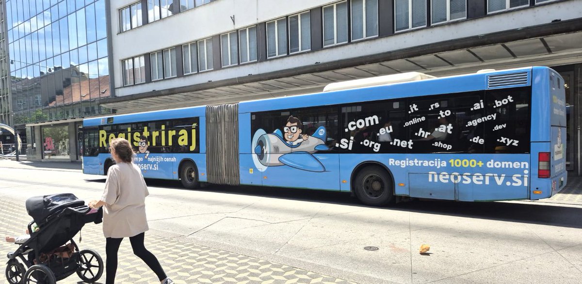 neoserv's tweet image. Ste ga že srečali v centru Ljubljane? 🚌✨ Vam je všeč? 😍 Ste ga morda uspeli ujeti v objektiv? 📸 Veseli bomo, če delite sliko v komentarju. ❤️